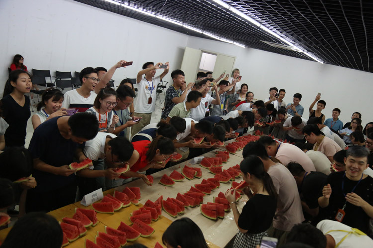 吃西瓜大赛：你敢来应战么？